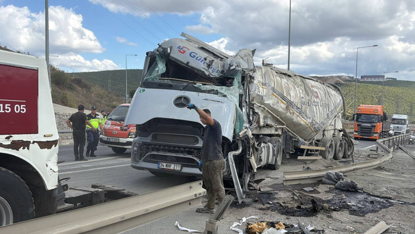 Çimento yüklü silobas D-100’e devrildi: Gebze'de trafik kilitlendi - Resim : 1