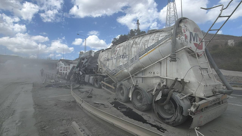 Çimento yüklü silobas D-100’e devrildi: Gebze'de trafik kilitlendi - Resim : 3