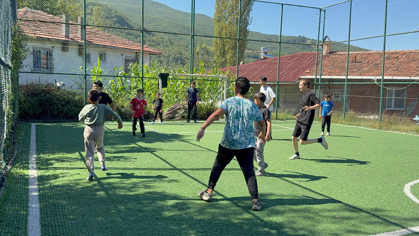 Futbol sevgisiyle yanıp tutuşan çocuklar köyde 6 takımlı lig kurdu - Resim : 3