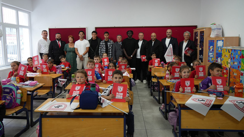 Samsunsporlu futbolculardan minik öğrencilere anlamlı hediye - Resim : 1
