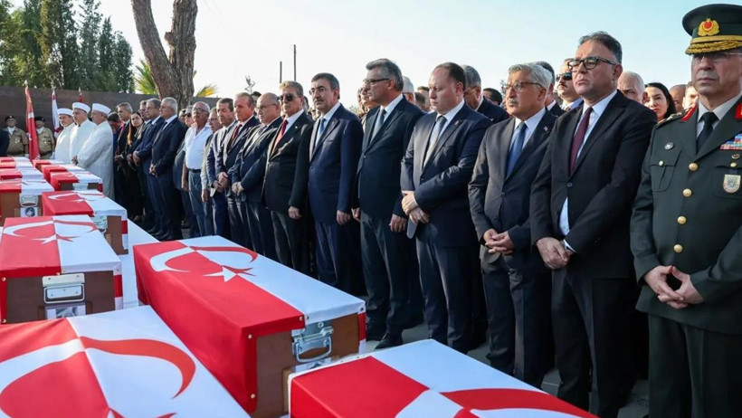 Atlılar’da 52 yıl sonra hüzünlü tören: 15 Kıbrıslı Türk toprağa verildi - Resim : 1