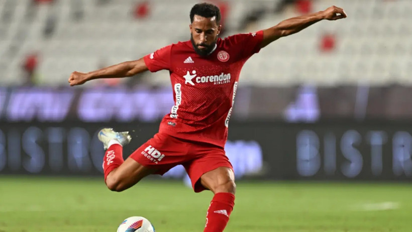 Süper Lig'in eski yıldızı silindirin altında kaldı: Futbol sahasında sıra dışı kaza - Resim : 1