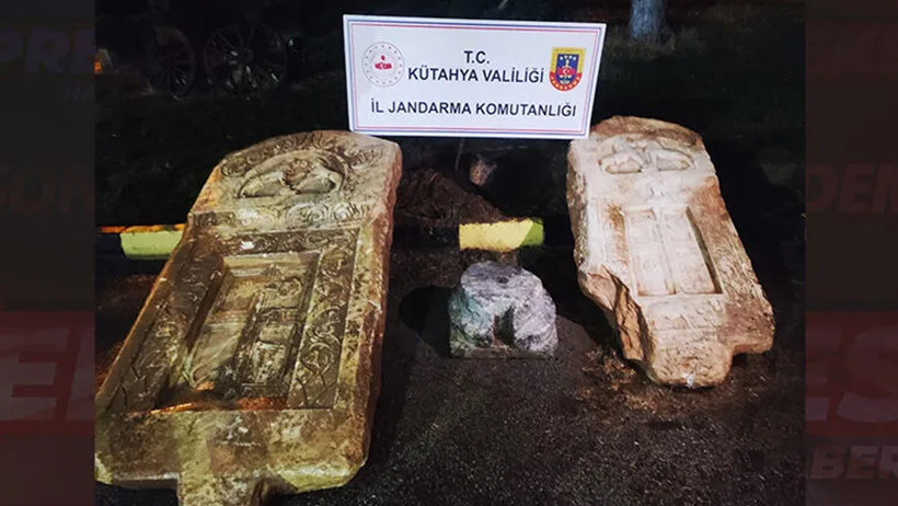 Kütahya'da tarihi eser operasyonu: 400 kiloluk lahit kapakları ele geçirildi - Resim : 1