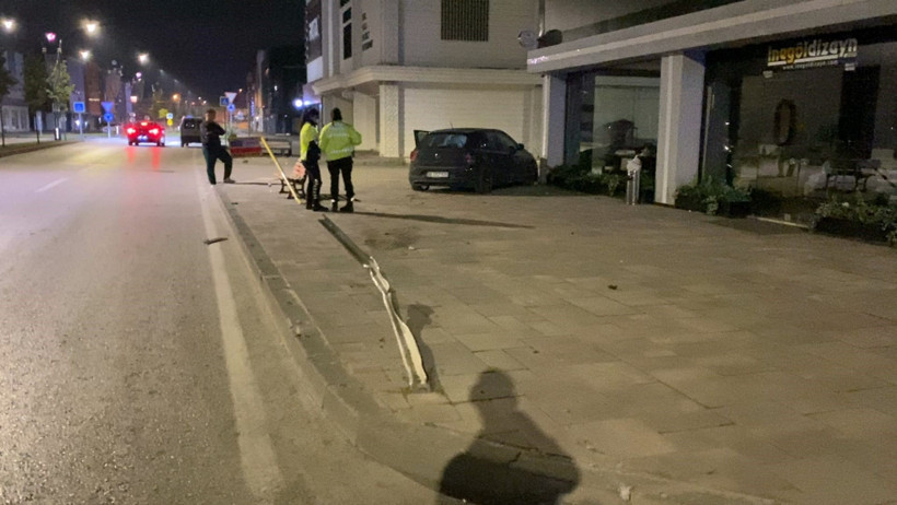Yoldan çıktı, tabelaları devirdi: İnegöl'de kaza - Resim : 1