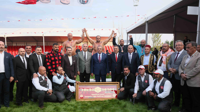 Sungurlu'da başpehlivan Mehmet Yeşil Yeşil oldu - Resim : 5