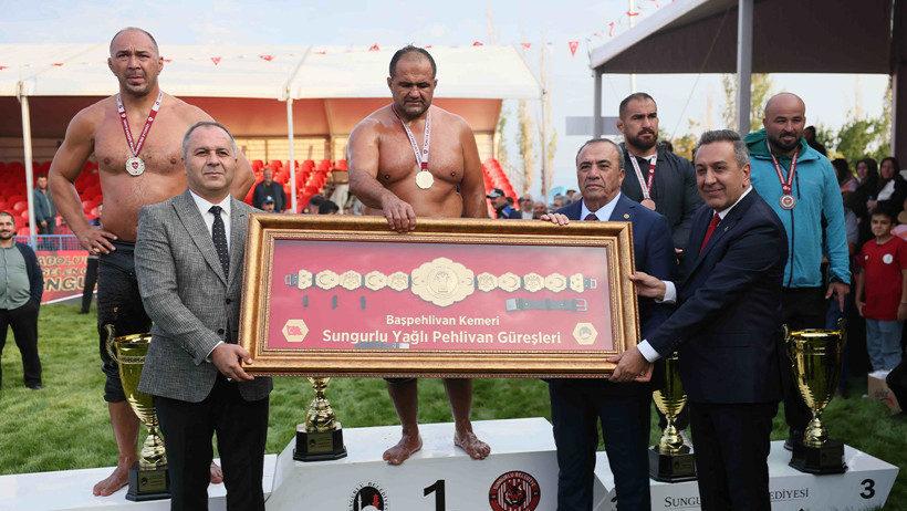 Sungurlu'da başpehlivan Mehmet Yeşil Yeşil oldu - Resim : 2