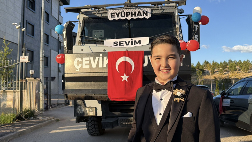 Şehit polisin oğluna unutulmaz sünnet düğünü: Babasının adını taşıyan TOMA ile gitti - Resim : 1