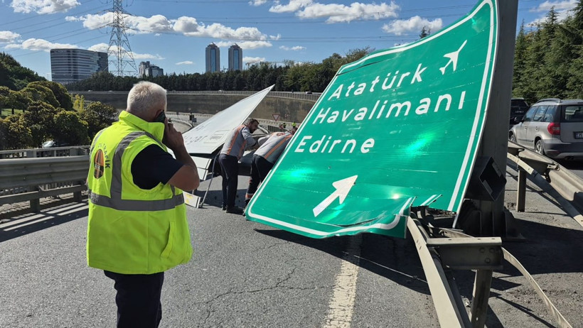 İki tabela birden devrildi: Şoför kayıplara karıştı - Resim : 1