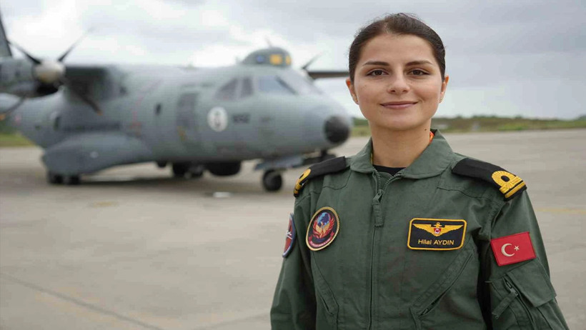 Türk Deniz Kuvvetleri tarihinde bir ilk: Üsteğmen Hilal Aydın ilk kadın uçak pilotu oldu - Resim : 1