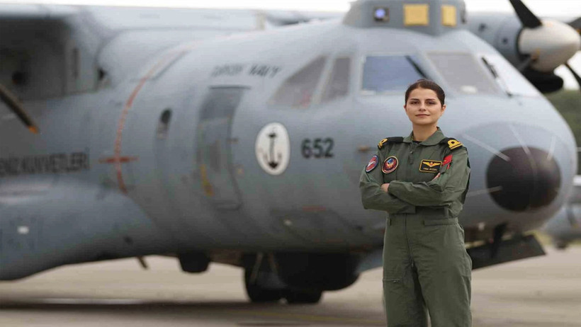 Türk Deniz Kuvvetleri tarihinde bir ilk: Üsteğmen Hilal Aydın ilk kadın uçak pilotu oldu - Resim : 2