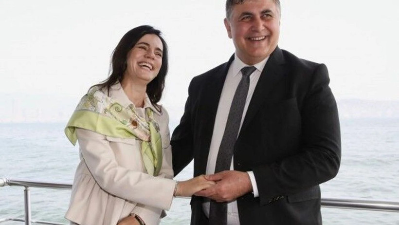 AK Parti&rsquo;ye Cemil Tugay ge&ccedil;ti ama sosyal medya eşini hedef aldı: Nedir bu eşarp olayının ger&ccedil;eği? - Resim : 3