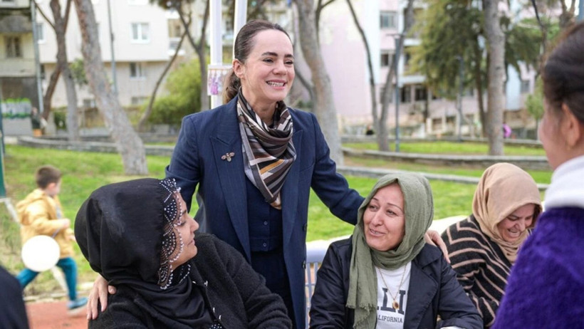 AK Parti&rsquo;ye Cemil Tugay ge&ccedil;ti ama sosyal medya eşini hedef aldı: Nedir bu eşarp olayının ger&ccedil;eği? - Resim : 8