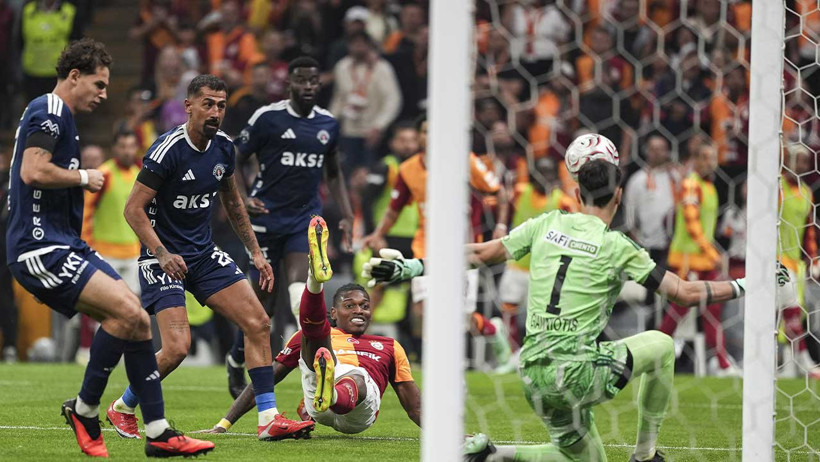 10 kişi Galatasaray son dakikalarda coştu: Kasımpaşa ilk kez yenildi - Resim : 5