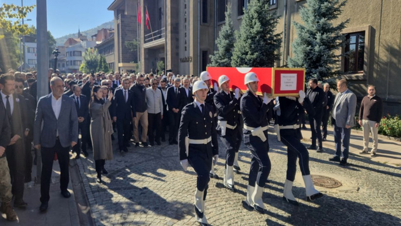 Silahla vurulmuş halde bulunmuştu: Vali yardımcısının cenazesi memleketine uğurlandı - Resim : 1