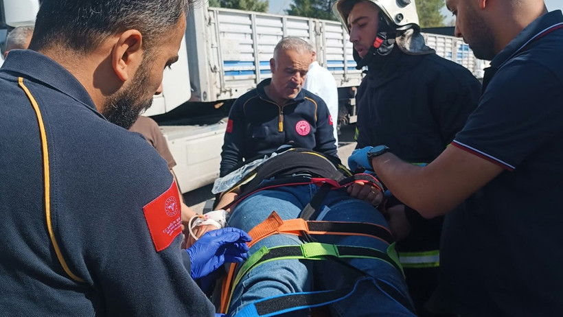 Otomobil kamyonun altına girdi: 2’si ağır 3 yaralı - Resim : 1