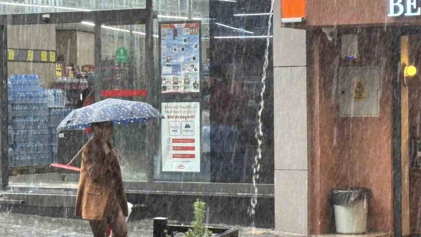 Bursa'yı sağanak vurdu: Cadde ve sokaklar göle döndü - Resim : 1