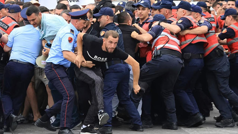 Arnavutluk'ta protestolar büyüdü: Eğitim Bakanlığı binası ateşe verildi - Resim : 1