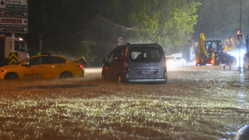 İstanbul'u sağanak vurdu: Vali Gül'den 'evden çıkmayın' uyarısı - Resim : 1