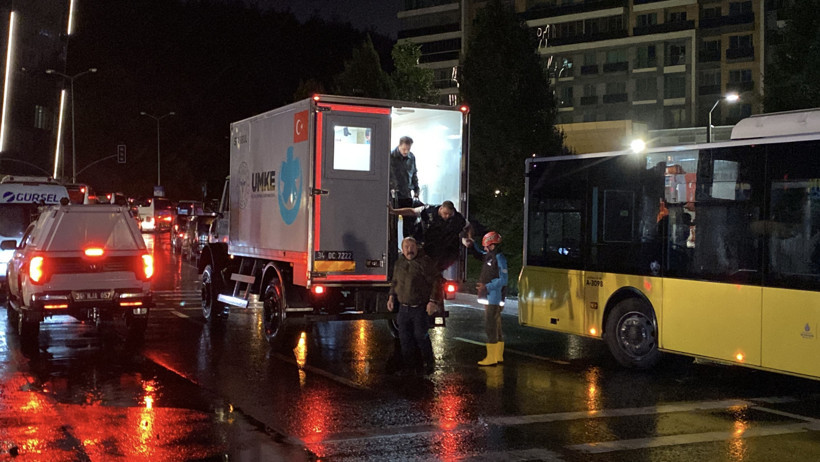 İstanbul’da böylesi tarihte görülmedi: Selin ortasında can pazarı - Resim : 2