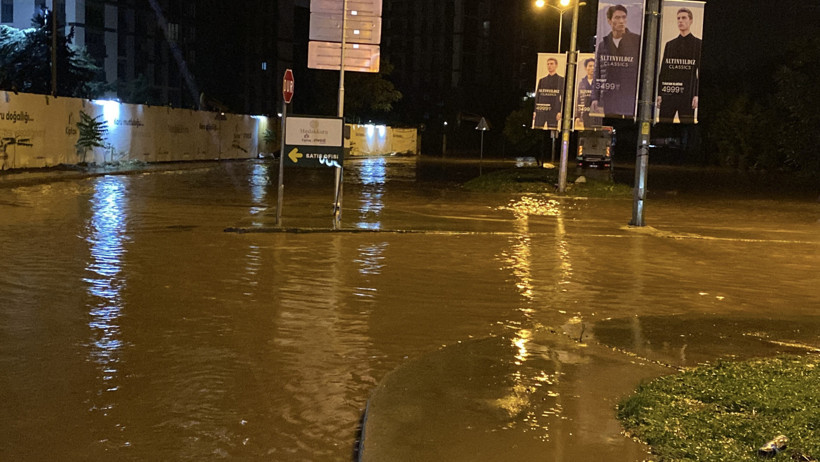 İstanbul’da böylesi tarihte görülmedi: Selin ortasında can pazarı - Resim : 1