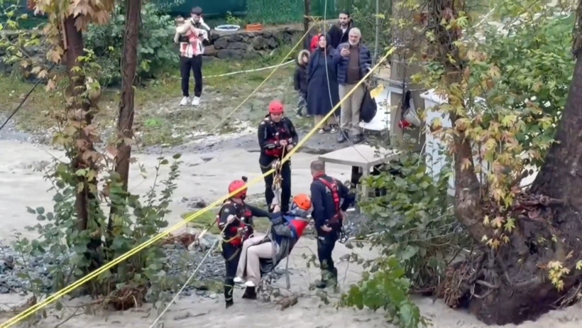 Sel köprüyü sürükleyip götürdü: Azgın sular üzerinde can pazarı - Resim : 1