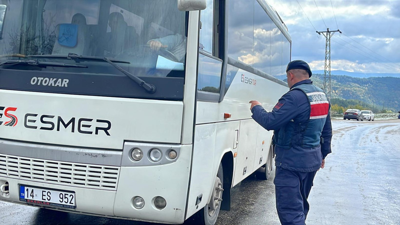 Kar nedeniyle kapanan yol ulaşıma açıldı: Kış lastiği olmayanlara izin verilmedi - Resim : 2
