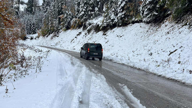 Kar nedeniyle kapanan yol ulaşıma açıldı: Kış lastiği olmayanlara izin verilmedi - Resim : 1