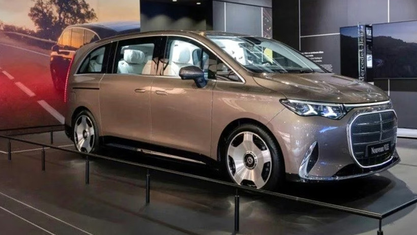 Paris Otomobil Fuarı'nda küçük çocuk lüks Mercedes'i stant duvarına çarptı - Resim : 2