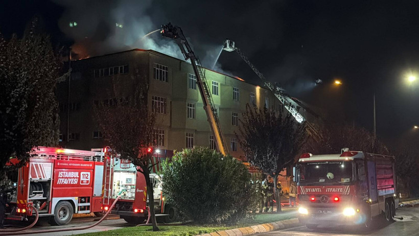 Tuzla’da ayakkabı fabrikasının çatı katında yangın: Ekipler müdahale ediyor - Resim : 1