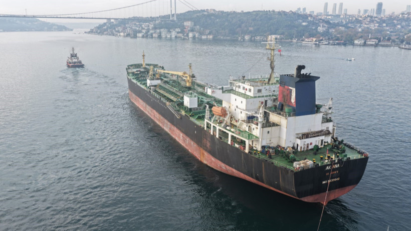 İstanbul Boğazı ‘AK ANA’ isimli tankerin geçişi nedeniyle gemi trafiğine kapatıldı - Resim : 1
