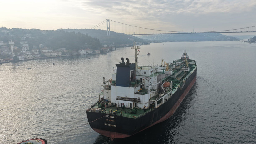 İstanbul Boğazı ‘AK ANA’ isimli tankerin geçişi nedeniyle gemi trafiğine kapatıldı - Resim : 2