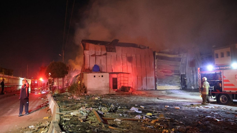 İzmir'de depo yangını - Resim : 1