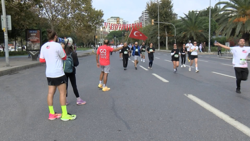 Kadıköy sahilinde binlerce kişi Cumhuriyet için koştu - Resim : 1