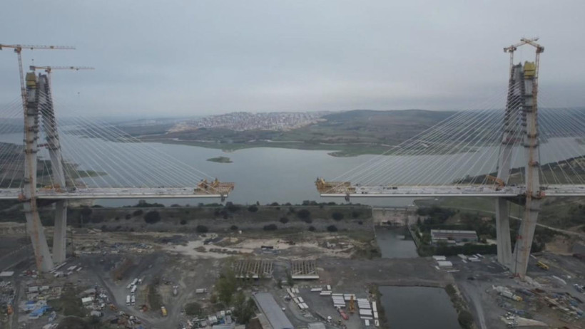 İstanbul'da Sazlıdere Köprüsü'nün yapımında son durum havadan görüntülendi - Resim : 1