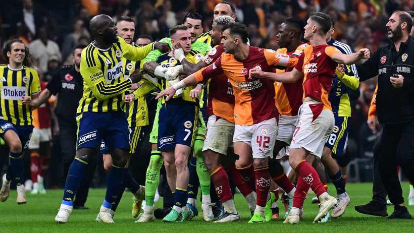 Galatasaray-Fenerbahçe derbisinde maç sonu kavga çıktı - Resim : 1