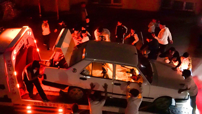 Erzurum’da damat kız istemeye 14 araçlık konvoy ile gitti - Resim : 3
