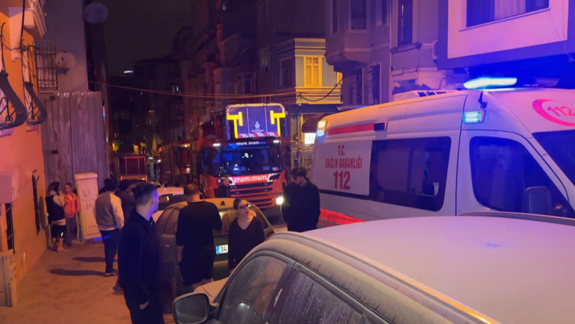 Beyoğlu'nda 5 katlı metruk bina çöktü - Resim : 3