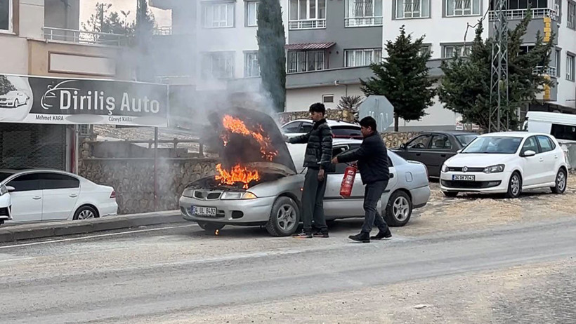 Adıyaman'da seyir halindeki otomobilde yangın çıktı - Resim : 1