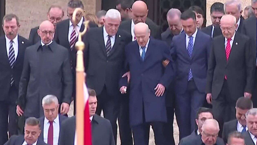 Bahçeli ve Dervişoğlu kol kola girdi: Anıtkabir'in merdivenlerinden beraber indiler - Resim : 1