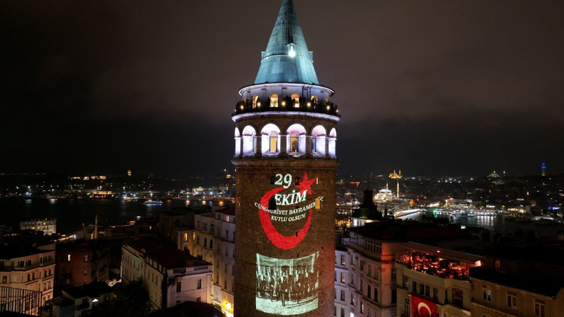 Cumhuriyet'in 103. yılında Galata Kulesi, Atatürk'ün fotoğraflarıyla aydınlatıldı - Resim : 2