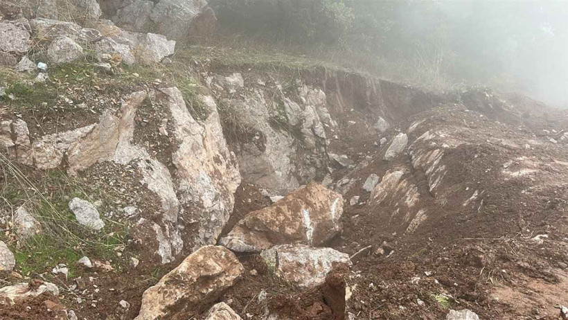 Sakarya’da yol kazısından tarih fışkırdı: Antik yazıtlarla kaplı dev taş bulundu - Resim : 2