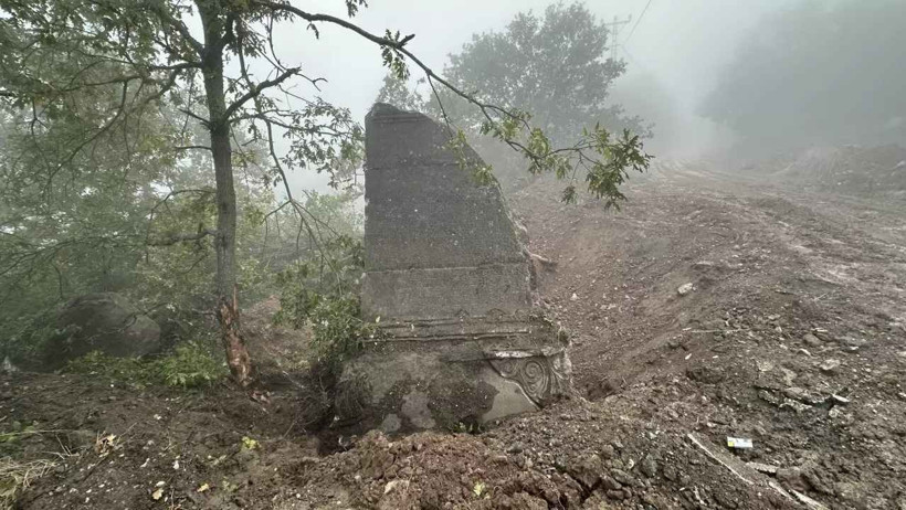 Sakarya’da yol kazısından tarih fışkırdı: Antik yazıtlarla kaplı dev taş bulundu - Resim : 1