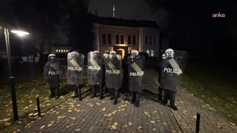Polonya’da siyasi kriz: Muhalefet sokağa indi, polis harekete geçti - Resim : 1