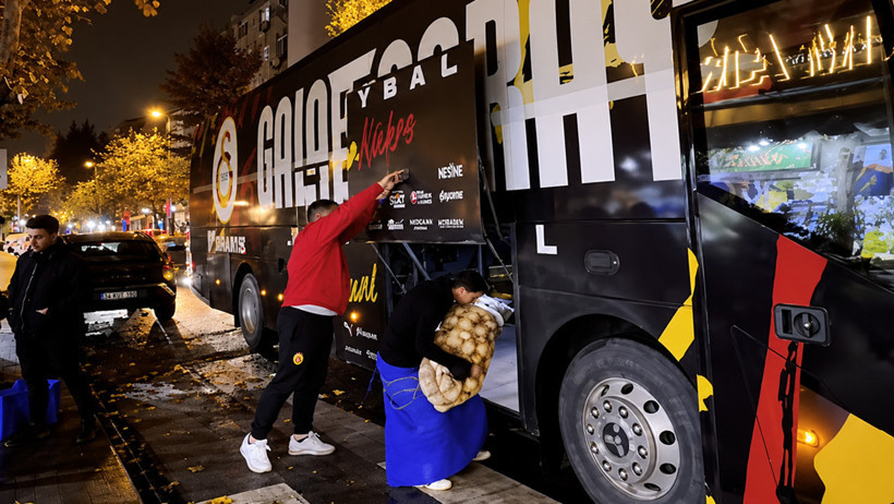 Galatasaray'ın takım otobüsüne çuvallarla patates ve soğan yüklendi - Resim : 1