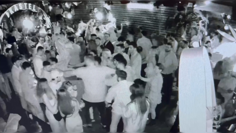 Eğlence mekanında korkun&ccedil; anlar! Cam bardakla boğazını kesti: Kameraya anbean yansıdı - Resim : 1