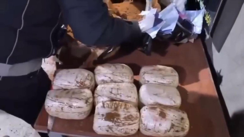 Ağrı’da zehir operasyonu: 21 kg skunk ve 8 kg metamfetamin ele geçirildi - Resim : 2