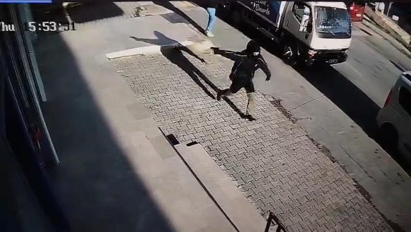 İstanbul Arnavutk&ouml;y&rsquo;de dehşet anları: 14 yaşındaki &ccedil;ocuk tetiğe peş peşe bastı - Resim : 3