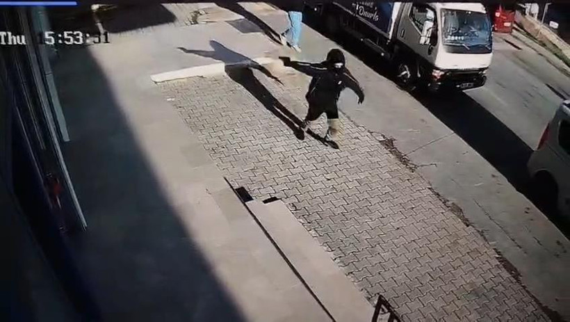 İstanbul Arnavutk&ouml;y&rsquo;de dehşet anları: 14 yaşındaki &ccedil;ocuk tetiğe peş peşe bastı - Resim : 1