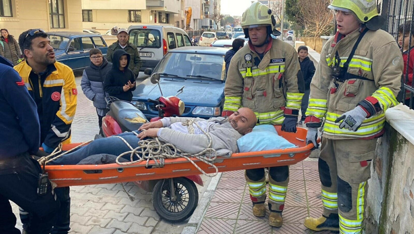 G&uuml;vercinlere yem vermek i&ccedil;in &ccedil;ıkmıştı: D&uuml;şt&uuml; bacağını kırdı &ccedil;atıda mahsur kaldı - Resim : 2