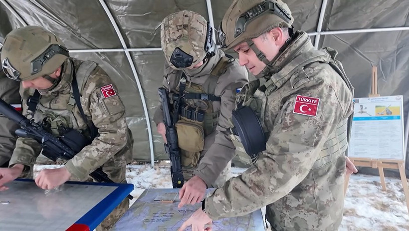 D&uuml;nyanın g&ouml;z&uuml; bu tatbikattaydı: &Ccedil;elik pen&ccedil;e Almanya&rsquo;da indi - Resim : 4